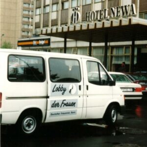 DF-Kleinbus vor einem Hotel