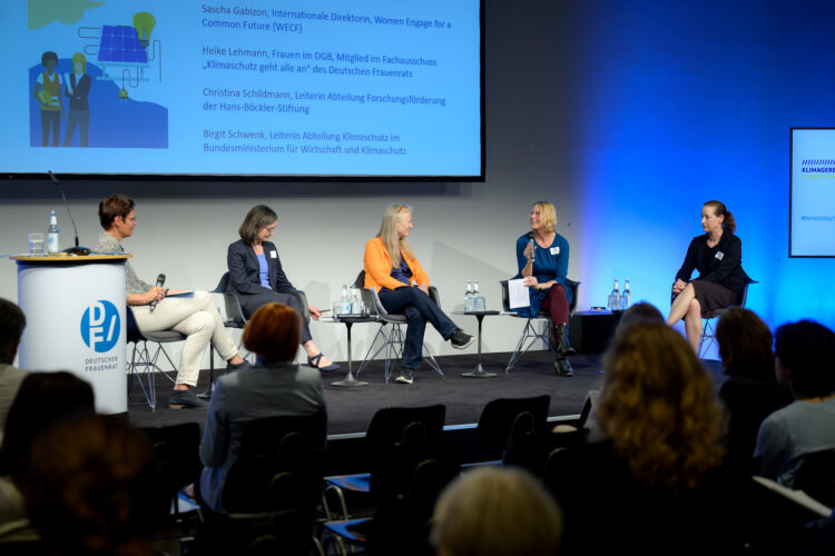 Blick aufs Panel , wo Moderatorin Andrea Blome, Birgit Schwenk, Sascha Gabizon, Christina Schildmann und Heike Lehmann sitzen.
